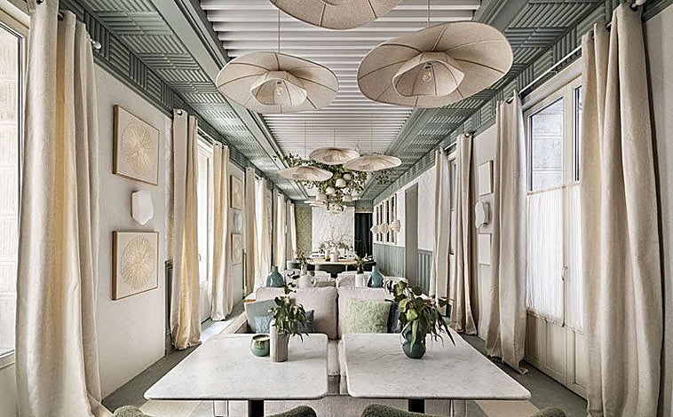 Imagen principal - Restaurante de Raúl Martins y Maison du Monde, que tiene este espacio claro y otro en tonos rojos y tierra, en ambos con molduras, piedras y uso de textiles reciclados de la firma Aitex, además de un pequeño salón privado; salón de los valencianos The Masie y Sigfrido Serra, con granates, madera y paredes con revestimiento de ropa reciclada de Creávalo; espacio de Castilla La Mancha para promocionar a sus artesanos.