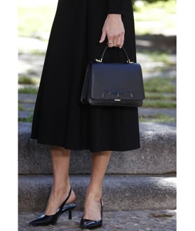 Imagen secundaria 2 - Detalles del look de la Reina Letizia durante la entrega del Premio Cervantes
