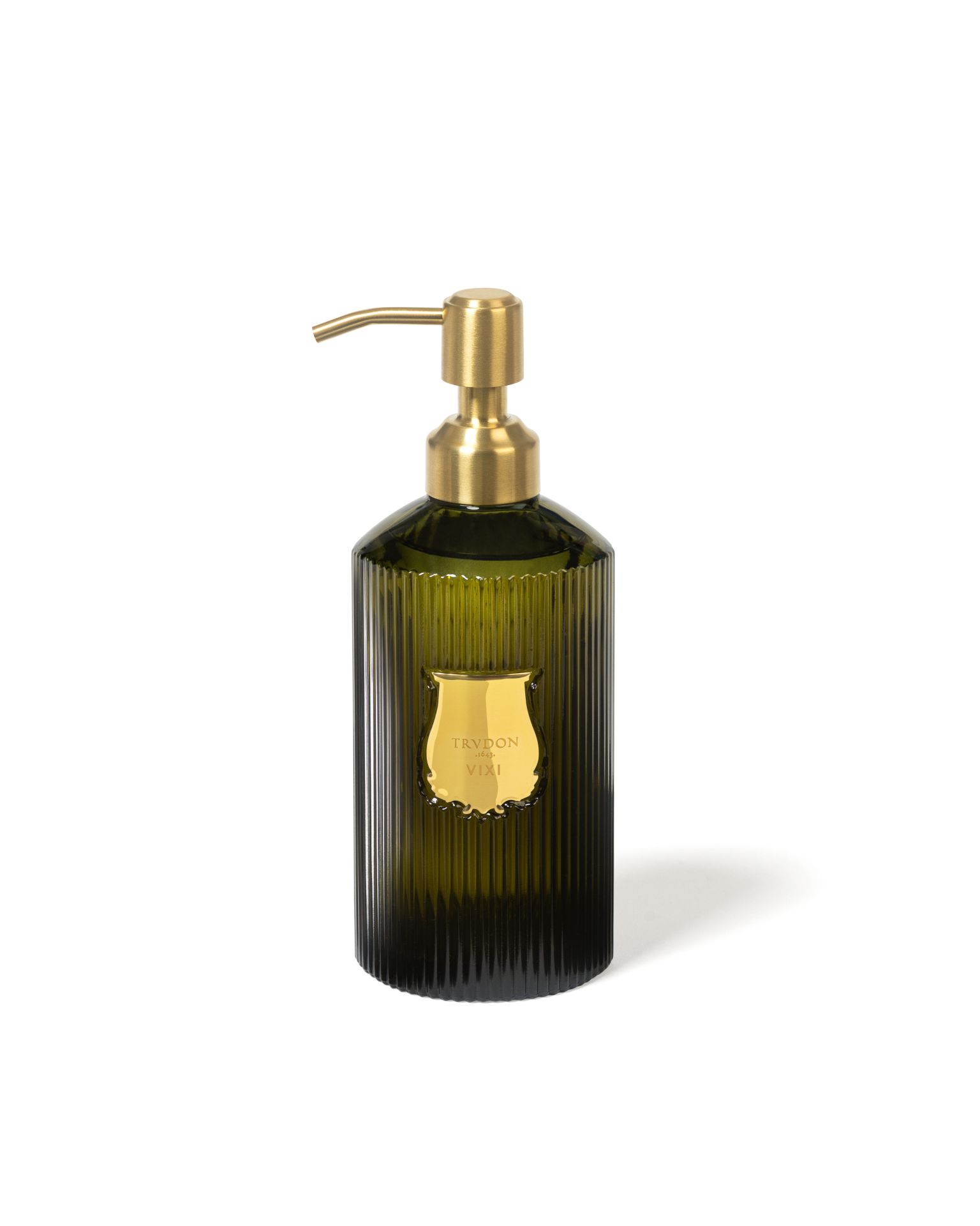 Jabón líquido Vixi de Trudon (85 euros, 350 ml). Para una experiencia sensorial diaria, el jabón líquido Vixi ofrece una combinación revitalizante de naranja amarga, petit grain, esencia natural de salvia y sándalo nepalés orgánico. Su fórmula limpia suavemente la piel, dejando una sensación de frescura y bienestar, mientras envuelve los sentidos en una fragancia sutil y refinada. Un gesto cotidiano, transformado en un ritual de lujo.