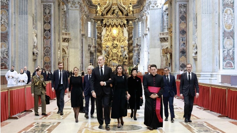 Los Reyes a su entrada a la Basílica de San Pedro para la misa funeral del Papa Francisco. A la izquierda Yolanda Díaz.