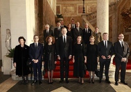 Doña Letizia renuncia al privilegio de las Reinas españolas de llevar teja en el funeral del Papa Francisco
