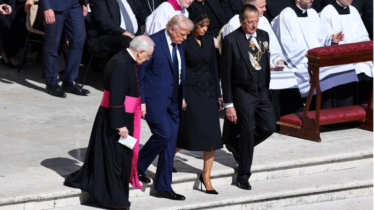 El matrimonio Trump a su llegada a la misa por el funeral del Papa Francisco