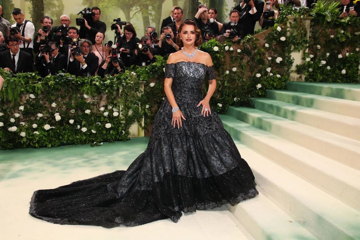 El 2024 el color negro fue gran protagonista de la alfombra. La española Penélope Cruz fue fiel a Chanel, casa de la que es embajadora, con un vestido de encaje y joyas con diamantes.