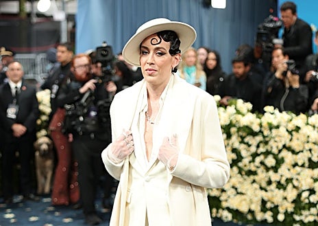 Imagen secundaria 1 - Gina Alice Redlinger, Breanna Stewart y Coco Jones han lucido los 'baby hairs' en forma de caracol. 