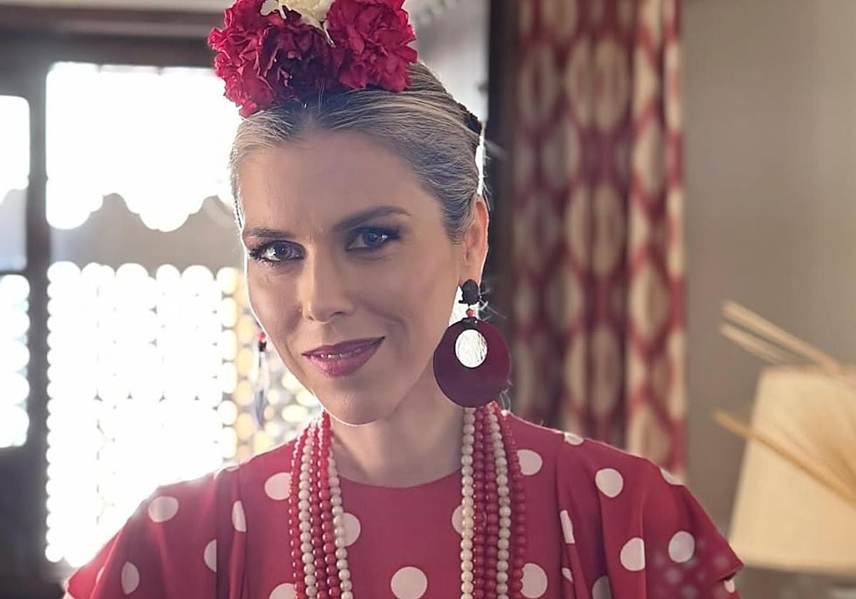 Manuela Villena se suma al color de moda en la Feria de Sevilla con un traje de un conocido diseñador andaluz