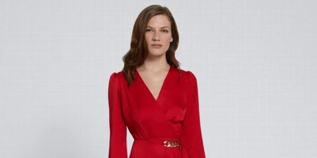 Una psicóloga explica qué significa que una persona utilice mucha ropa de color rojo