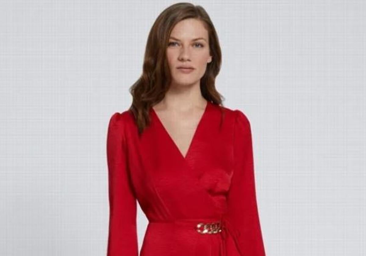 Una psicóloga explica qué significa que una persona utilice mucha ropa de color rojo