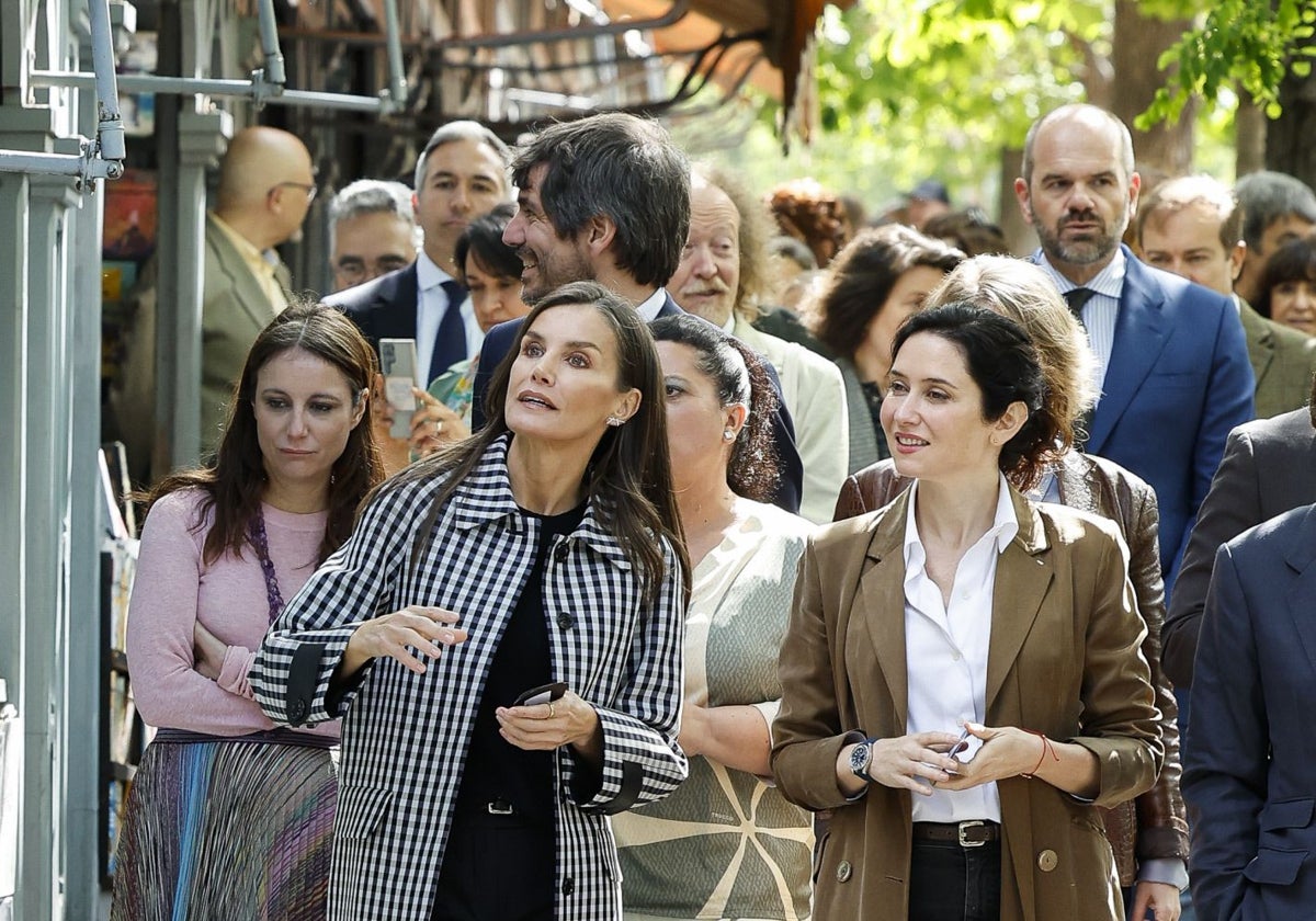 La Reina Letizia e Isabel Díaz Ayuso combinan sus estilismos para celebrar los 100 años de la Cuesta de Moyano