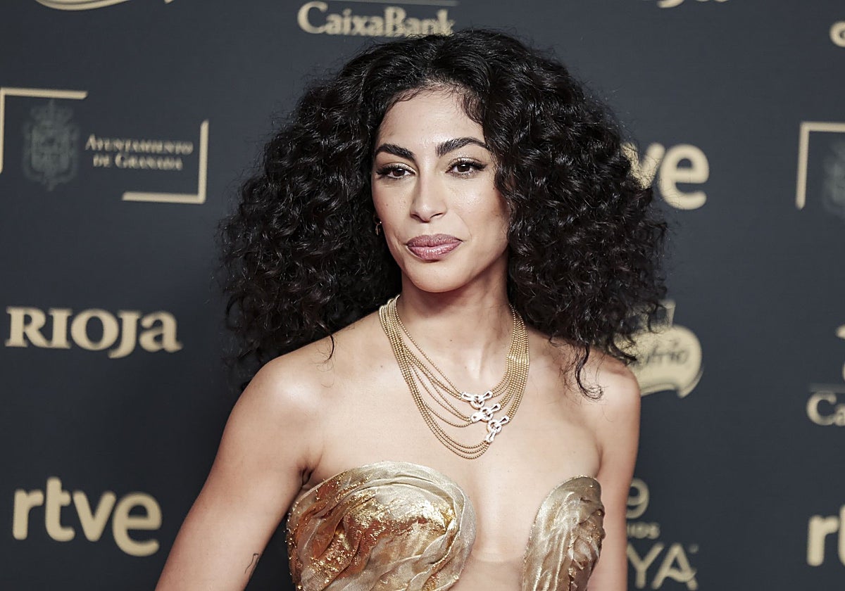 Cómo conseguir unos rizos definidos y sin encrespamiento, según los peluqueros