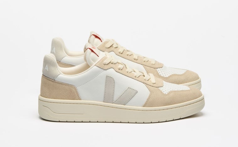 Imagen principal - V-82 de Veja (140€), New Balance 9060 (195€) y Asics Gel-NYC (160€)