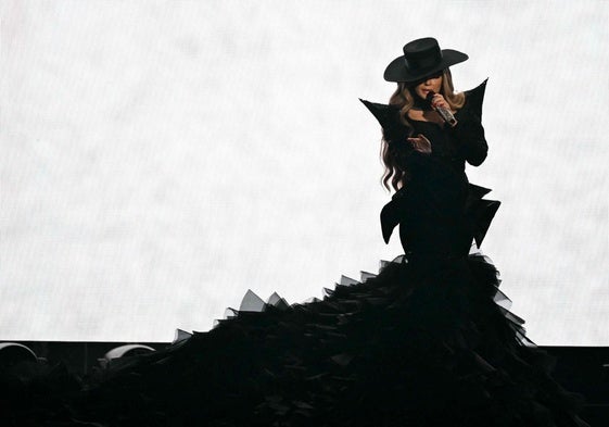 Todos los detalles del vestuario de Melody en Eurovisión: diseño español, cola de 100 metros y un body con más de 15.000 cristales