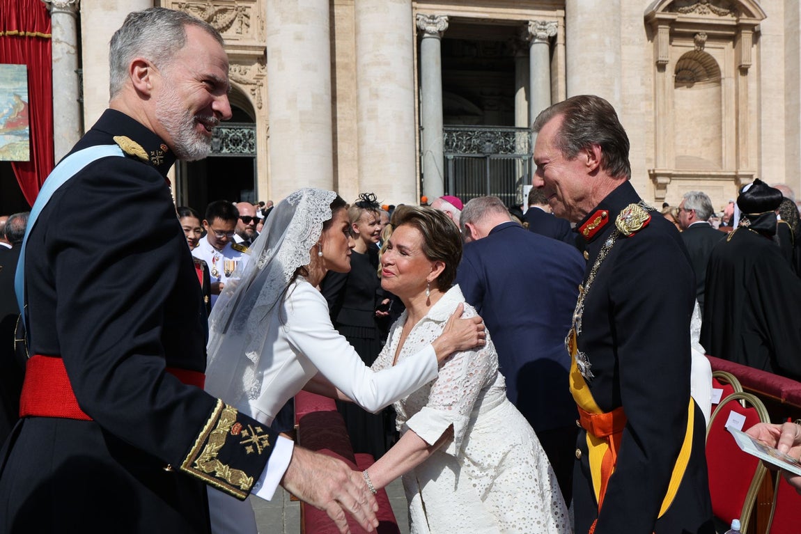 María Teresa de Luxemburgo también usó el privilegio del blanco, eligiendo un vestido largo de tela brocada, con cuello camisero, manga francesa y cinturón a juego de Natan Couture. Además, llevó salones bajos en color rosa claro de Prada, 'clutch' metalizado de Bottega Veneta y pendientes de perlas. A diferencia de la Reina de España, la gran duquesa, no cubrió su cabeza con mantilla.