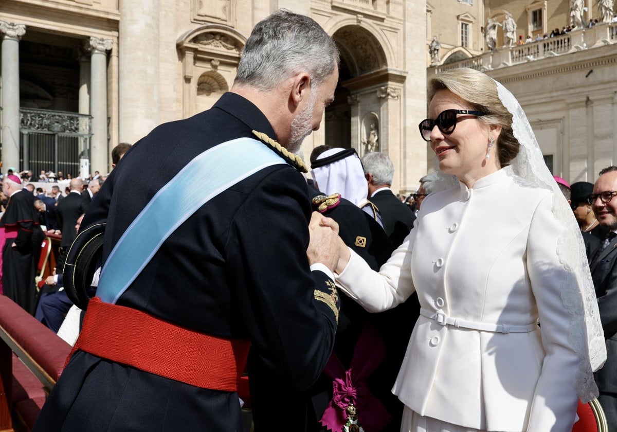 Matilde de Bélgica, y el Rey Felipe VI en la entronización del Papa León XIV.