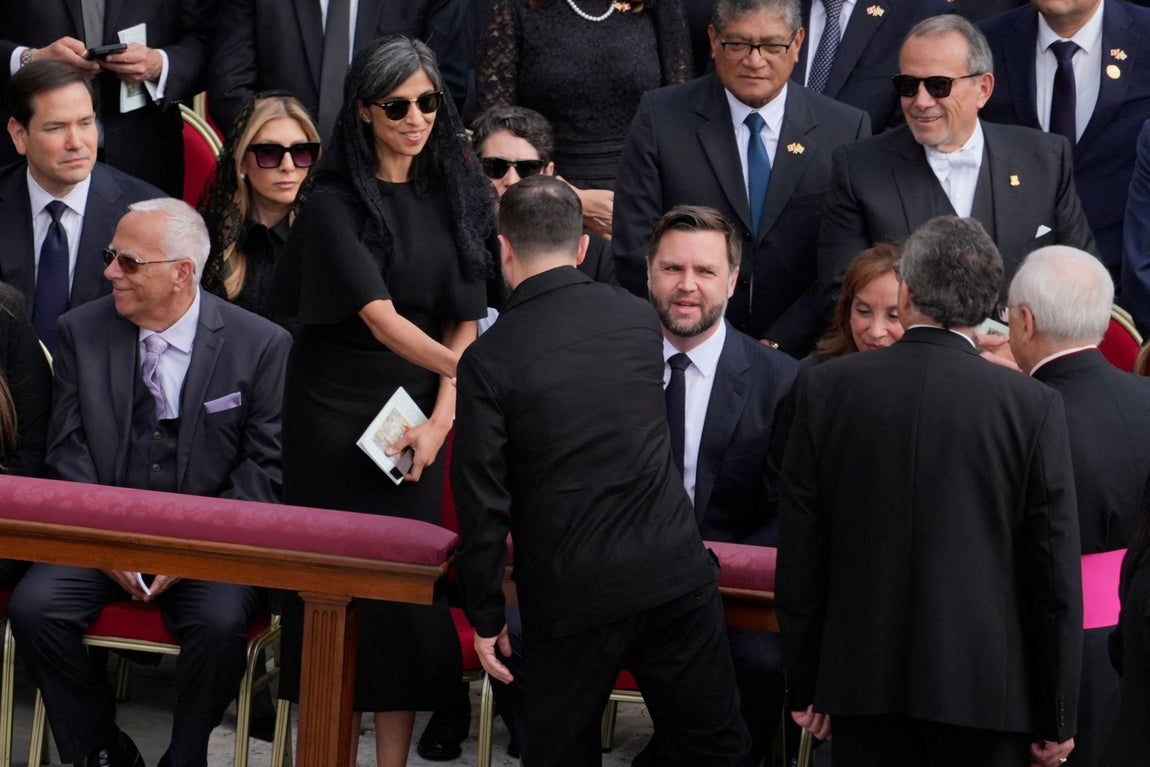 Usha Vance, segunda dama de los Estados Unidos, acompañó a su marido, el vicepresidente del país, de luto riguroso, con un vestido midi con abertura en la parte de atrás, y mantilla de encaje cubriendo su cabeza.