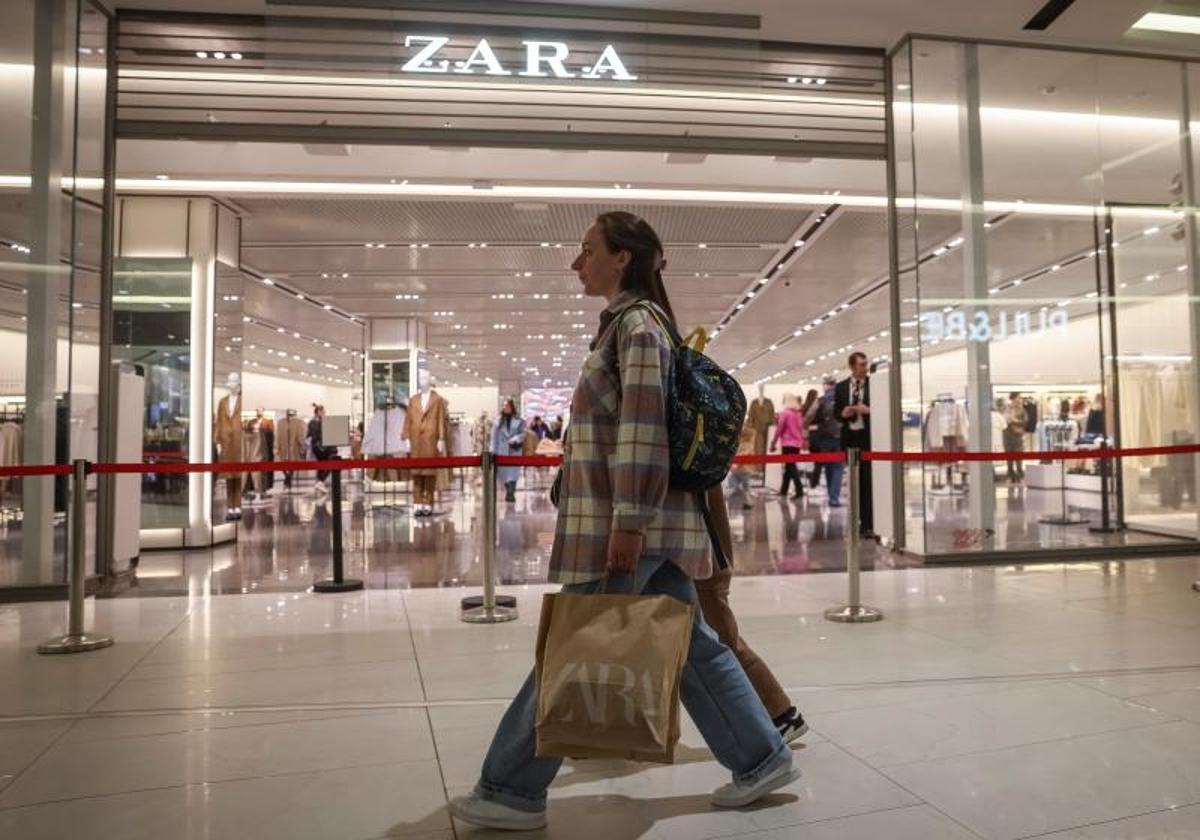 El vestido de Zara perfecto para invitadas de boda: cuesta menos de 30 euros