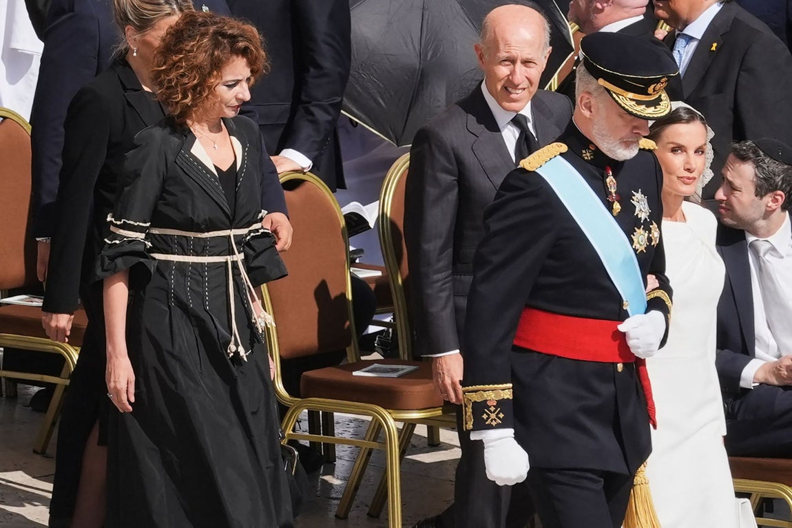 La ministra María Jesús Montero eligió un vestido de estilo bohemio en negro, con detalles nude, para acudir a la misa que da inicio al Pontificado del Papa León XIV.