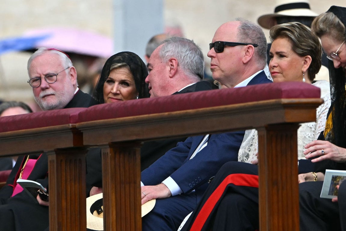 La Reina Máxima de Holanda acudió de luto riguroso, con falda larga de Maison Valentino, camisa en el mismo tono y mantilla cubriendo su cabeza.