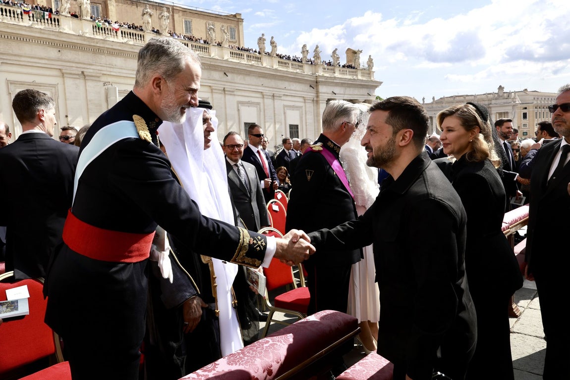 El presidente de Ucrania, Volodímir Zelenski, acudió junto a su esposa, Olena Zelenski, que optó por un dos piezas en color negro, formado por chaqueta y falda midi. Además, usó tocado en el mismo tono.