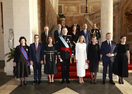 Imagen secundaria 1 - Detalles del estilismo de la Reina Letizia
