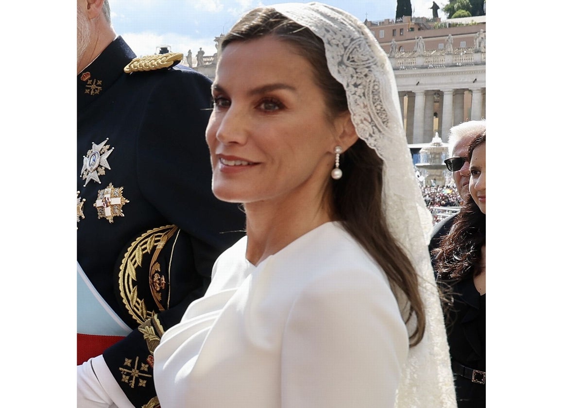 Doña Letizia volvió a apoyar la moda española con su estilismo en el Vaticano