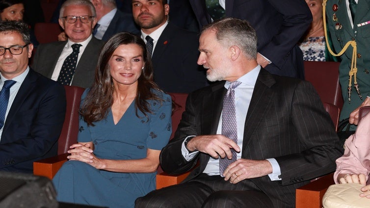 La Reina Letizia rescata un vestido azul con bordados de mariposas de firma italiana para apoyar a la prensa