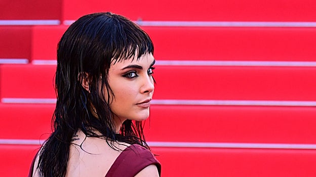 Imagen después - Cara Delevingne ha pasado de melena larga rubia, a corte shaggy en negro.