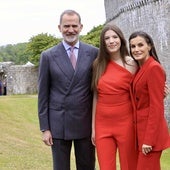 Con un mono rojo de una marca famosa y a juego con su madre, así fue la Infanta Sofía a su graduación en Gales