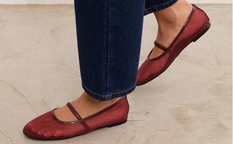 Hoofdafbeelding - Fler Bordeaux Ballerina van MIM (€ 36,40), met een armband van Mango (€ 39,99) en een gevlochten armband van H&M (€ 24,99)