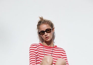 Bailarina destalonada de Zara con efecto engomado (22,95€)