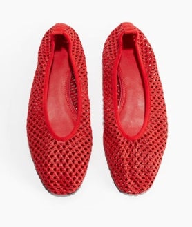 Secundaire afbeelding 2 - Fler Bordeaux Ballerina van MIM (€ 36,40), met een armband van Mango (€ 39,99) en een gevlochten exemplaar van H&M (€ 24,99)