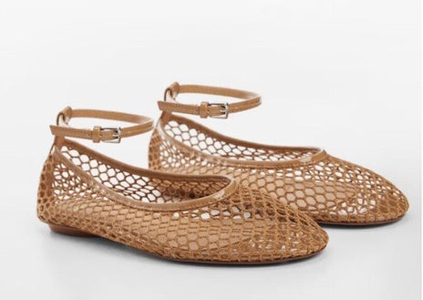 Secundaire afbeelding 1 - Fler Bordeaux Ballerina van MIM (€ 36,40), met een armband van Mango (€ 39,99) en een gevlochten exemplaar van H&M (€ 24,99)