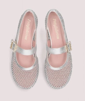 Secundaire afbeelding 2 - Nicole-danseres van Pretty Ballerinas (€ 269), met bloemen van Zara (€ 29,95) en Georgia-model met gesp van Pretty Ballerinas (€ 199)