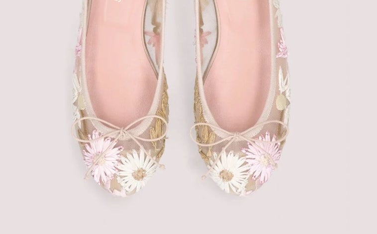 Hoofdafbeelding - Nicole-danseres van Pretty Ballerinas (€ 269), met bloemen van Zara (€ 29,95) en Georgia-model met gesp van Pretty Ballerinas (€ 199)