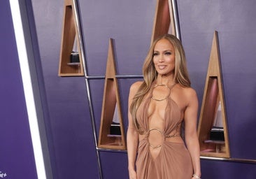 Jennifer Lopez presume de curvas a los 55 años en los American Music Awards con vestidos de escotes y aberturas infinitas