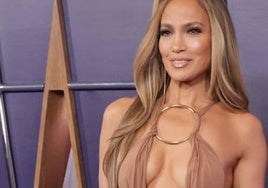 Jennifer Lopez presume de curvas a los 55 años en los American Music Awards con vestidos de escotes y aberturas infinitas