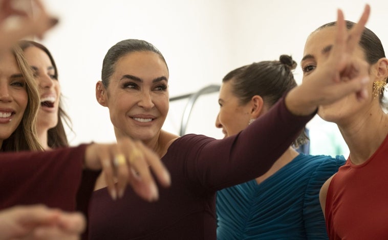 Imagen principal - Vicky Martín Berrocal junto a su hija Alba, en el primer capítulo de la docuserie; las cuatro Berrocal: Victoria, Alba, Vicky y Rocío, y JLO en los American Music Awards 2025