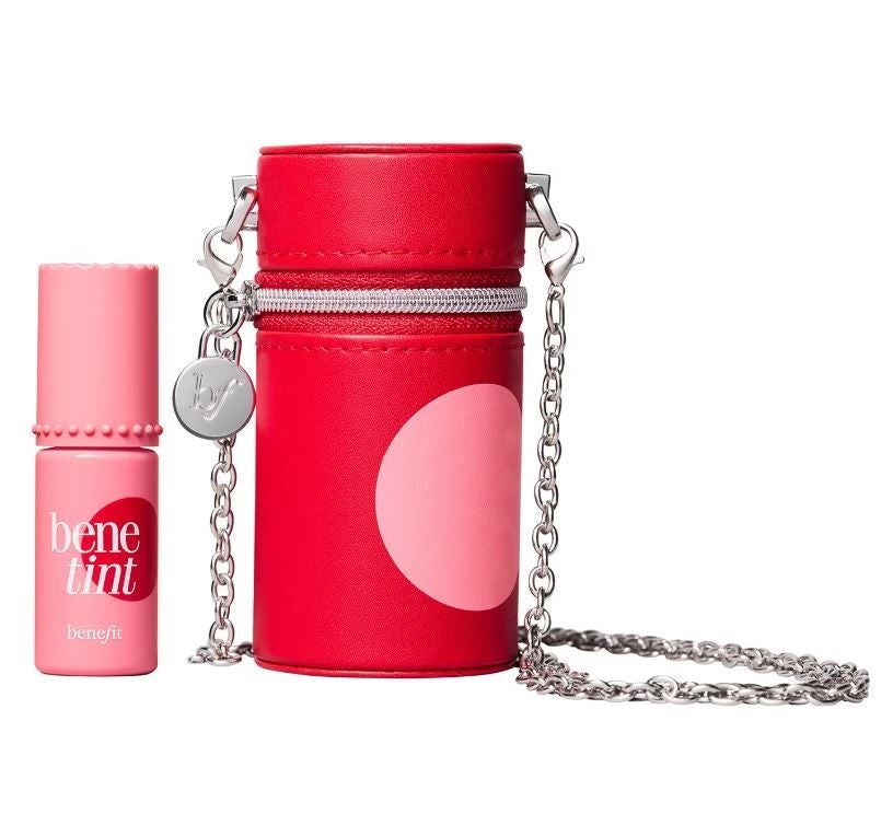 Benetint edición limitada de Benefit (40 euros). El icónico tinte de labios y mejillas se presenta en un coqueto estuche con espejo y cadena para colgar en el hombro, y retocarte siempre que lo necesites.