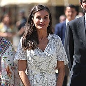 La Reina luce vestido blanco, sandalias y pendientes de perlas en su visita al Retiro