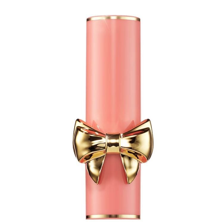 Barra de labios satinada SatinAllure de Pat McGrath (38,99 euros solo en Sephora). Un pintalabios formulado con colágeno y extracto de maracuyá, que deja un acabado suave, aterciopelado y satinado. Disponible en diversos tonos. Su bonito packaging con un lazo dorado es ideal para llevarlo siempre en el bolso.