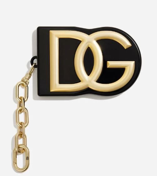 Eye Dare You! de Dolce & Gabbana (89 euros). Paleta con 12 sombras de ojos con gran pigmentación y adherencia. Se presenta en un estuche con el monograma de color negro y dorado, inspirado en el bolso DG Logo. Dotado de una cadena extraíble, un espejo y un pincel aplicador de doble punta.