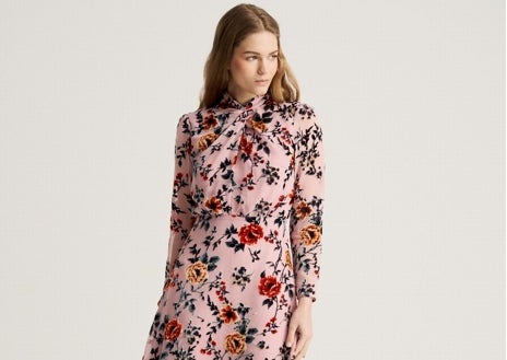 Imagen secundaria 1 - Vestido Tahiti verde de Victoria Colección (499€); vestido Claude Rosa de Bruna (175€) y vestido amarillo Lotus de Miphai (179,99€)