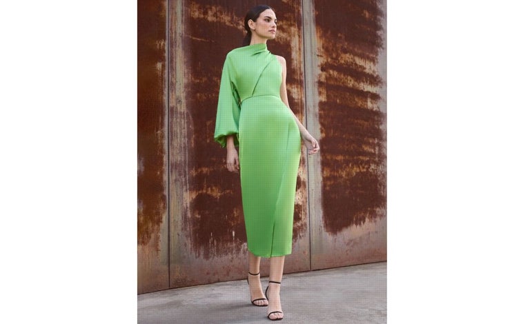 Imagen principal - Vestido Tahiti verde de Victoria Colección (499€); vestido Claude Rosa de Bruna (175€) y vestido amarillo Lotus de Miphai (179,99€)