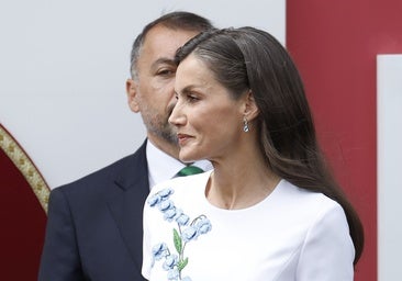 El elegante vestido de la Reina Letizia para el acto de las Fuerzas Armadas 2025: un diseño de Carolina Herrera que ya ha llevado antes