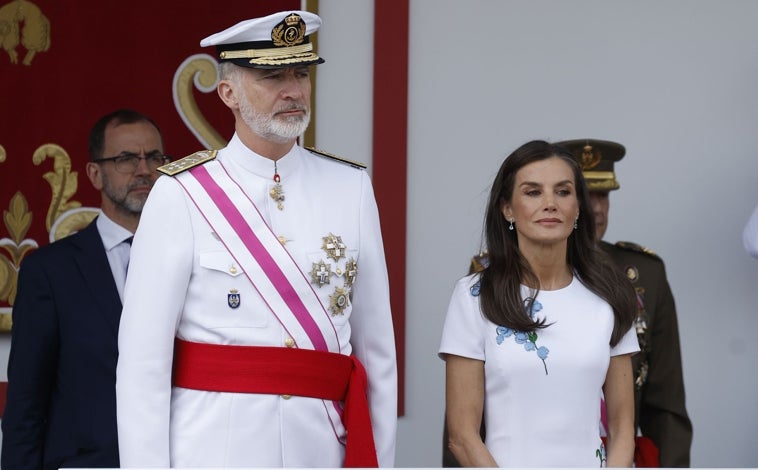Imagen principal - Detalles del look de Doña Letizia con vestido de Carolina Herrera