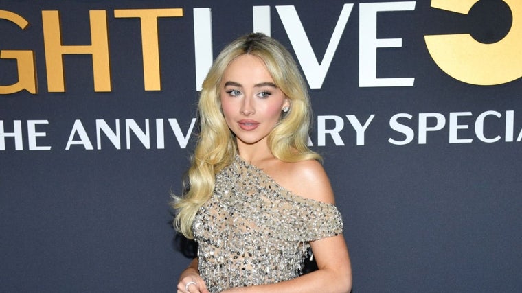 Sabrina Carpenter con corte 'butterfly', ideal para llevar el pelo largo en verano.