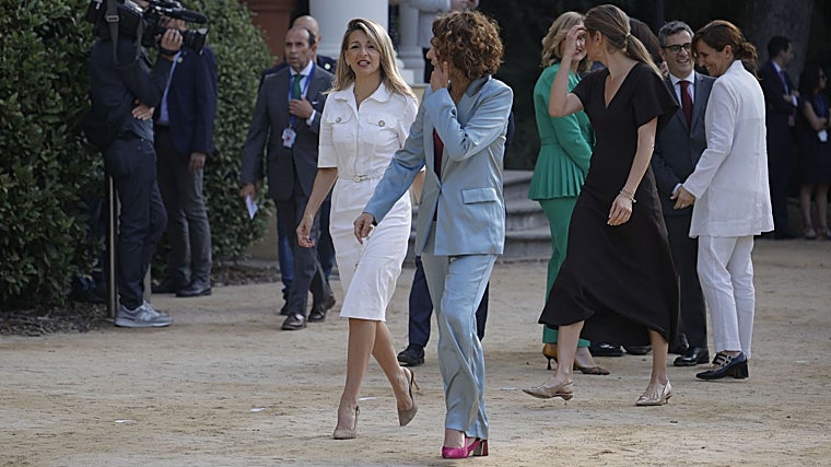 Yolanda Díaz, con un modelo 'utility', no se separa de Montero ni en Roma ni en Madrid, y Sara Aagesen, junto con Guardiola, las ganadoras del parchís estilístico de esta semana