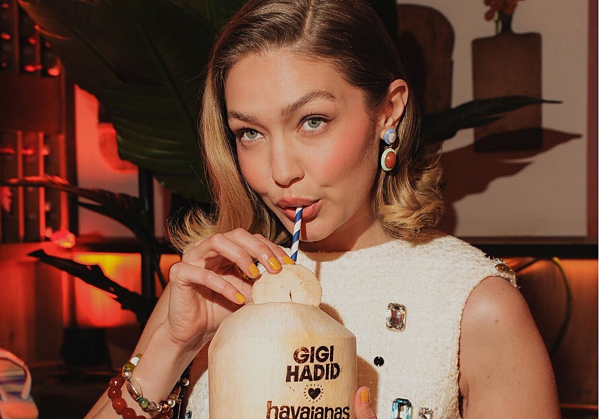 Bella Hadidi con manicura en amarillo.