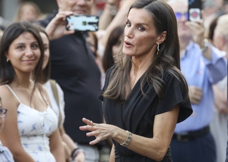 Secondary image 1 - Queen Letizia's new black jumpsuit for an afternoon of awards and a concert
