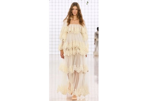 Imagen secundaria 1 - Belén Écija y Jaime Sánchez en la pre boda, celebrada en Menorca, y dos looks de desfile de primavera-verano 2025 de Chloé