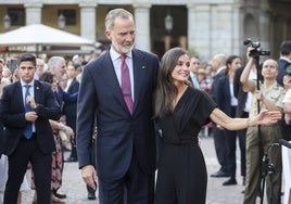 El nuevo mono negro de la Reina Letizia para una tarde de premios y concierto